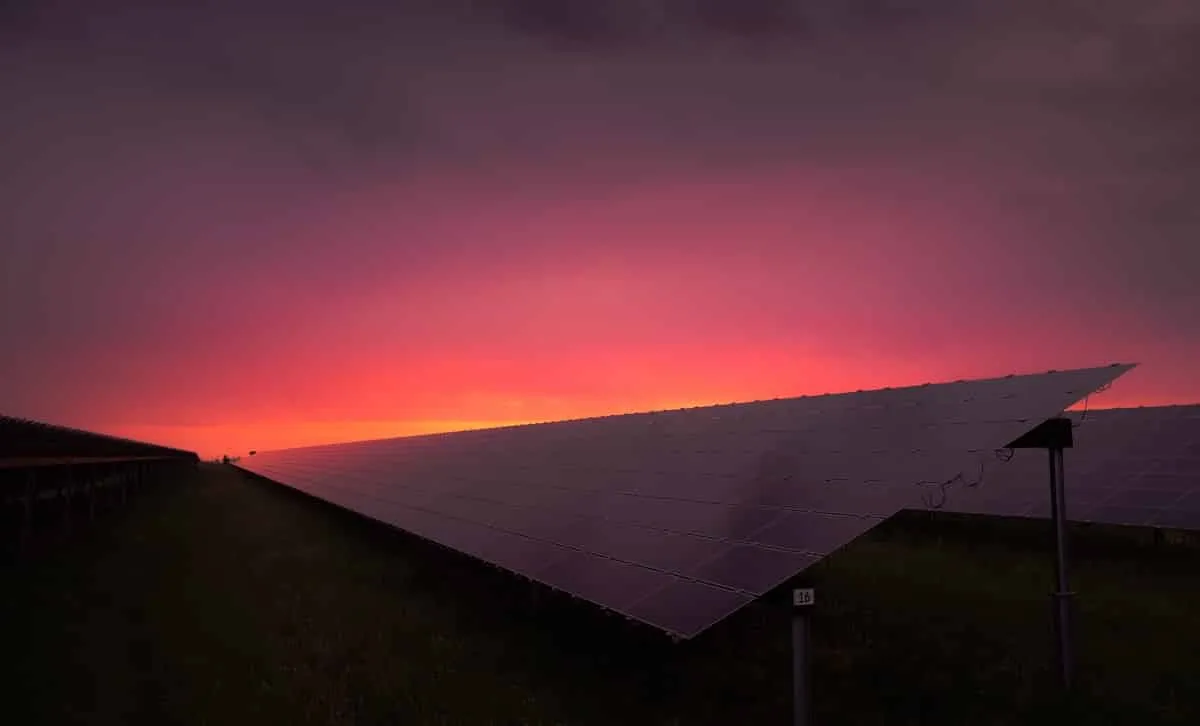 Petit panneau solaire portable déplié au soleil