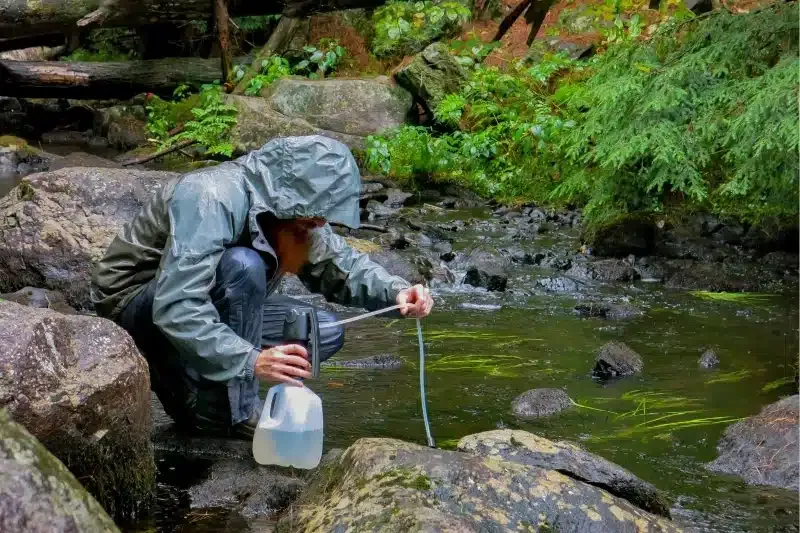 Comment trouver et purifier de l’eau en situation de survie : méthodes simples et efficaces
